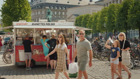 Mobile-Snackbar-In-Der-Kopenhagener-Straße-In-Der-Nähe-Gibt-Es-Eine-Schlange-Von-Käufern