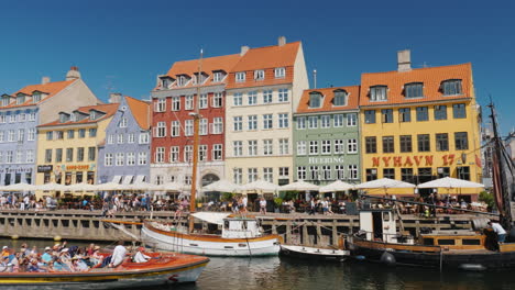 Nahavn-Ist-Ein-Beliebter-Ort-Bei-Touristen-Einer-Der-Bekanntesten-Orte-In-Kopenhagen-Der-Busin
