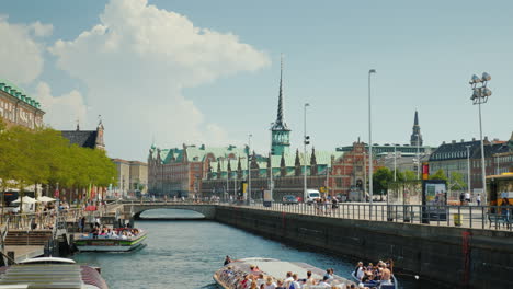 Nahavn-Ist-Ein-Beliebter-Ort-Bei-Touristen-Einer-Der-Bekanntesten-Orte-In-Kopenhagen-Der-Busin