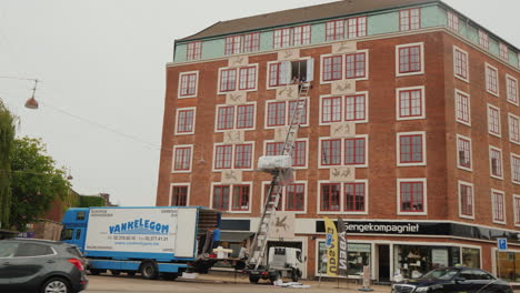 La-Empresa-De-Transporte-Entrega-La-Mercancía-Al-Edificio-De-Varias-Plantas,-El-Ascensor-Levanta-La-Caja