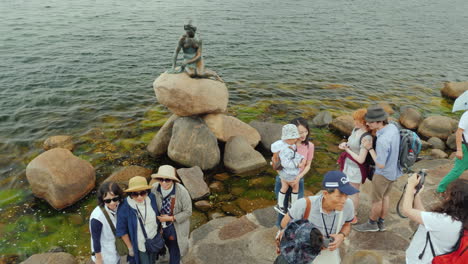 Die-Statue-Der-Kleinen-Meerjungfrau-Wird-Im-Regen-In-Der-Kopenhagener-Bucht-Nass