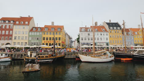 Menschen-Entspannen-Am-Ufer-Des-Berühmten-Kanals-In-Kopenhagen