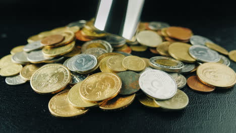 Münzen-In-Staubsaugerrohre-Gesaugt