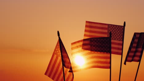 Amerikanische-Flaggen-In-Den-Strahlen-Der-Untergehenden-Sonne-Unabhängigkeitstagfeier-In-Den-USA