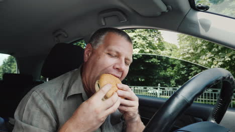 Der-Fahrer-Isst-Fast-Food-Im-Auto