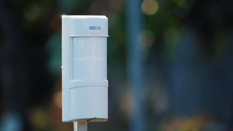 The-Motion-Detection-Led-Lights-Up-On-The-Outdoors-Motion-Sensor