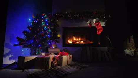 In-Vorfreude-Auf-Weihnachten---Socken-Zum-Verschenken-über-Dem-Kamin-Neben-Dem-Weihnachtsbaumschieber