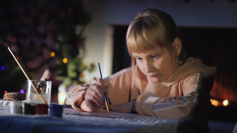 Kind-Schreibt-Einen-Brief-An-Den-Weihnachtsmann-In-Der-Nähe-Des-Kamins-Und-Des-Weihnachtsbaums