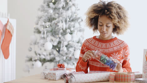 Attraktive-Junge-Frau,-Die-Weihnachtsgeschenke-Verpackt