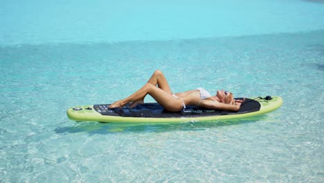 Entspannte-Frau-Auf-Paddle-Board-Genießt-Die-Sommerferien