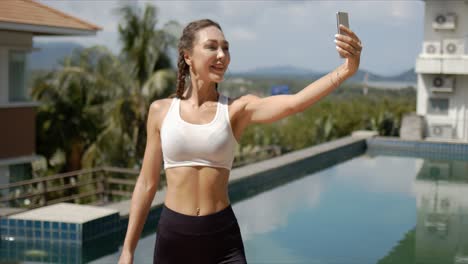 Fröhliche-Sportlerin-Macht-Selfie-Am-Pool