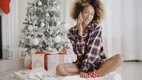 Mujer-Joven-Que-Se-Relaja-Delante-De-Un-árbol-De-Navidad