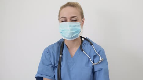 Krankenschwester-Oder-Ärztin-Junge-Hübsche-Frau-In-Blauer-Kleidung-Mit-Medizinischer-Maske-Posiert