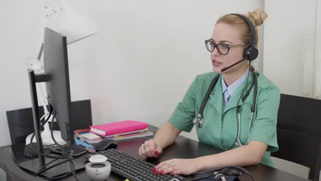 Schöne-Ärztin,-Die-Ein-Online-Gespräch-Mit-Einem-Patienten-Vor-Dem-Computer-Führt