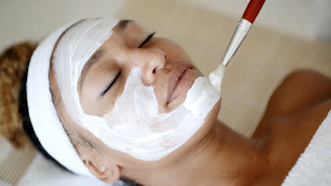 Kosmetikerin,-Die-Gesichtsmaske-Anwendet