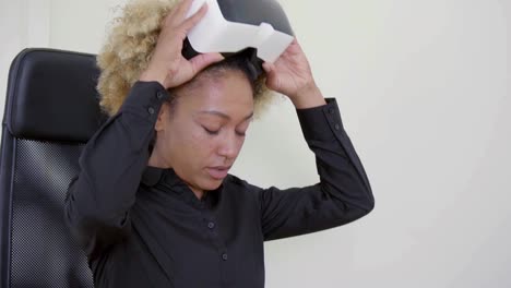 Hübsche-Schwarze-Frau-Mit-Virtual-Reality-Brille