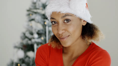 Mujer-Sonriente-En-Un-Festivo-Sombrero-Rojo-De-Santa