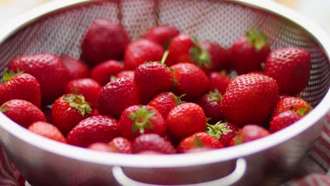 Frisch-Geerntete-Erdbeeren-Metallsieb-Gefüllt-Mit-Saftigen-Frischen-Reifen-Erdbeeren-Auf-Einem-Tisch