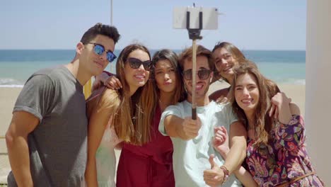 Group-of-young-friends-on-vacation-taking-a-selfie