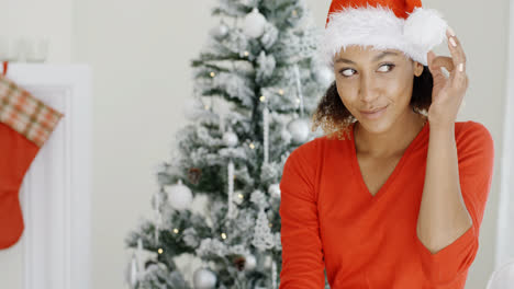 Glückliche-Festliche-Junge-Frau-In-Einer-Weihnachtsmütze