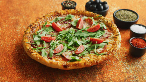 Sabrosa-Pizza-Sobre-Un-Fondo-Oxidado-Con-Especias-Hierbas-Y-Verduras