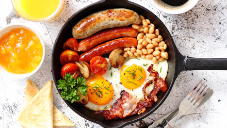 Leckeres-Englisches-Frühstück-In-Einer-Eisernen-Kochpfanne