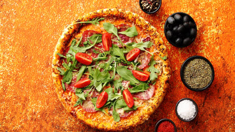 Leckere-Pizza-Auf-Rostigem-Hintergrund-Mit-Gewürzkräutern-Und-Gemüse