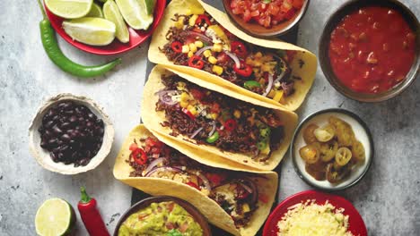 Leckere-Mexikanische-Fleisch-Tacos,-Serviert-Mit-Verschiedenem-Gemüse-Und-Salsa