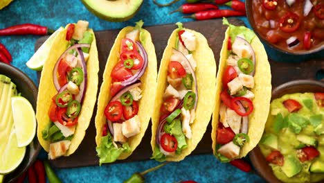 Mexikanischer-Taco-Mit-Hühnerfleisch-Jalapeno-Frisches-Gemüse-Serviert-Mit-Guacamole