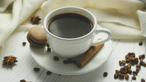 Tasse-Kaffee-Mit-Gewürzen-Und-Macaron