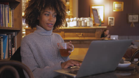 Woman-with-tea-at-laptop