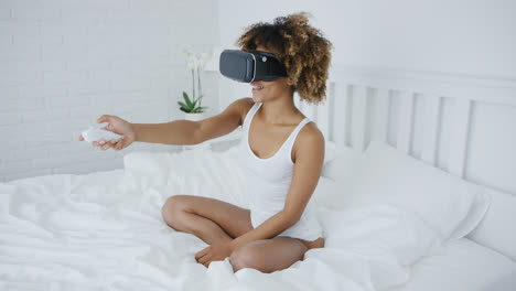 Lächelnde-Frau-Mit-VR-Brille-Auf-Dem-Bett