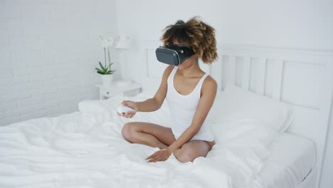 Zufriedene-Frau-Mit-VR-Brille-Auf-Dem-Bett