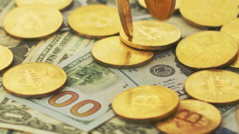 Bitcoins-Dorados-Y-Billetes-De-Dinero