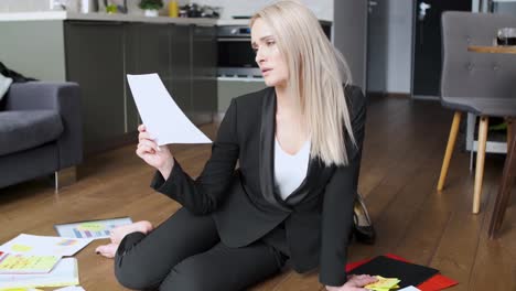 Beautiful-blond-business-woman-in-her-home-office