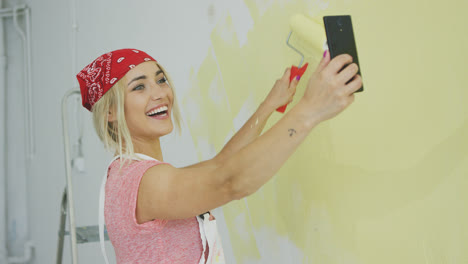 Painting-wall-woman-taking-selfie