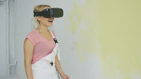 Erstaunte-Junge-Frau-In-Virtual-Reality-Headset