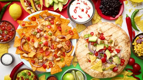 Ein-Overhead-Foto-Einer-Auswahl-An-Vielen-Verschiedenen-Mexikanischen-Speisen-Auf-Einem-Tisch