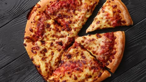 Pizza-De-Pepperoni-Esponjoso-En-Estilo-Americano-Colocado-En-La-Vieja-Mesa-De-Madera-Negra-Oxidada
