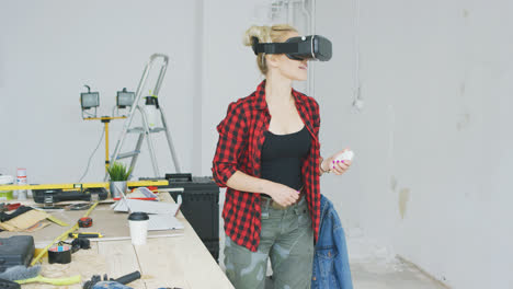 Frau-Mit-Virtual-Reality-Headset-In-Werkstatt