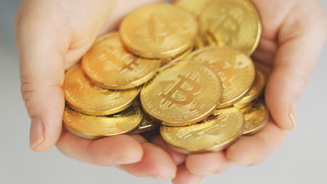 Ernten-Sie-Die-Hände,-Die-Einen-Haufen-Bitcoins-Halten