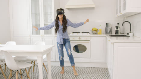 Frau-Genießt-VR-Headset-Zu-Hause
