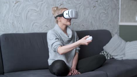 Junge-Frau,-Die-Videos-Anschaut-Oder-Mit-Einer-VR-Brille-Auf-Dem-Kopf-Spielt