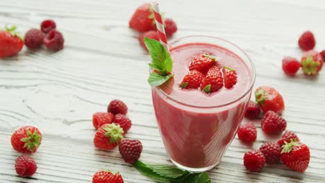Strawberry-smoothie-in-glass-with-mint