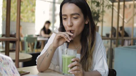 Mujer-Joven-Bebiendo-Un-Batido-Verde-Saludable