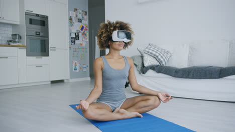 Zufriedene-Frau,-Die-In-VR-Brille-Meditiert