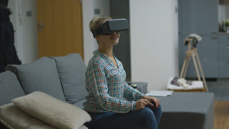 Erstaunte-Frau-In-VR-Headset