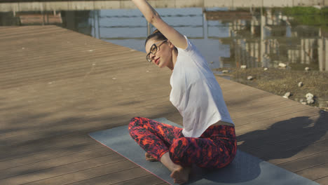 Weiblicher-Yogi,-Der-Bei-Sonnenaufgang-Praktiziert
