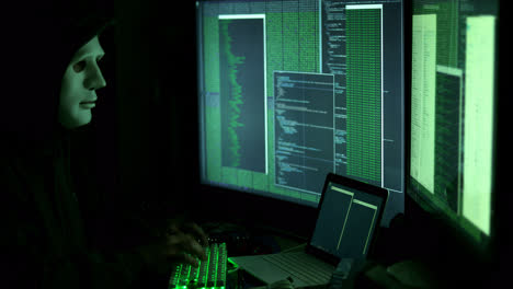 Anonymer-Mann-Hackt-Computer-In-Dunkelkammer