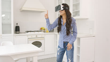 Frau-In-VR-Brille-Zu-Hause